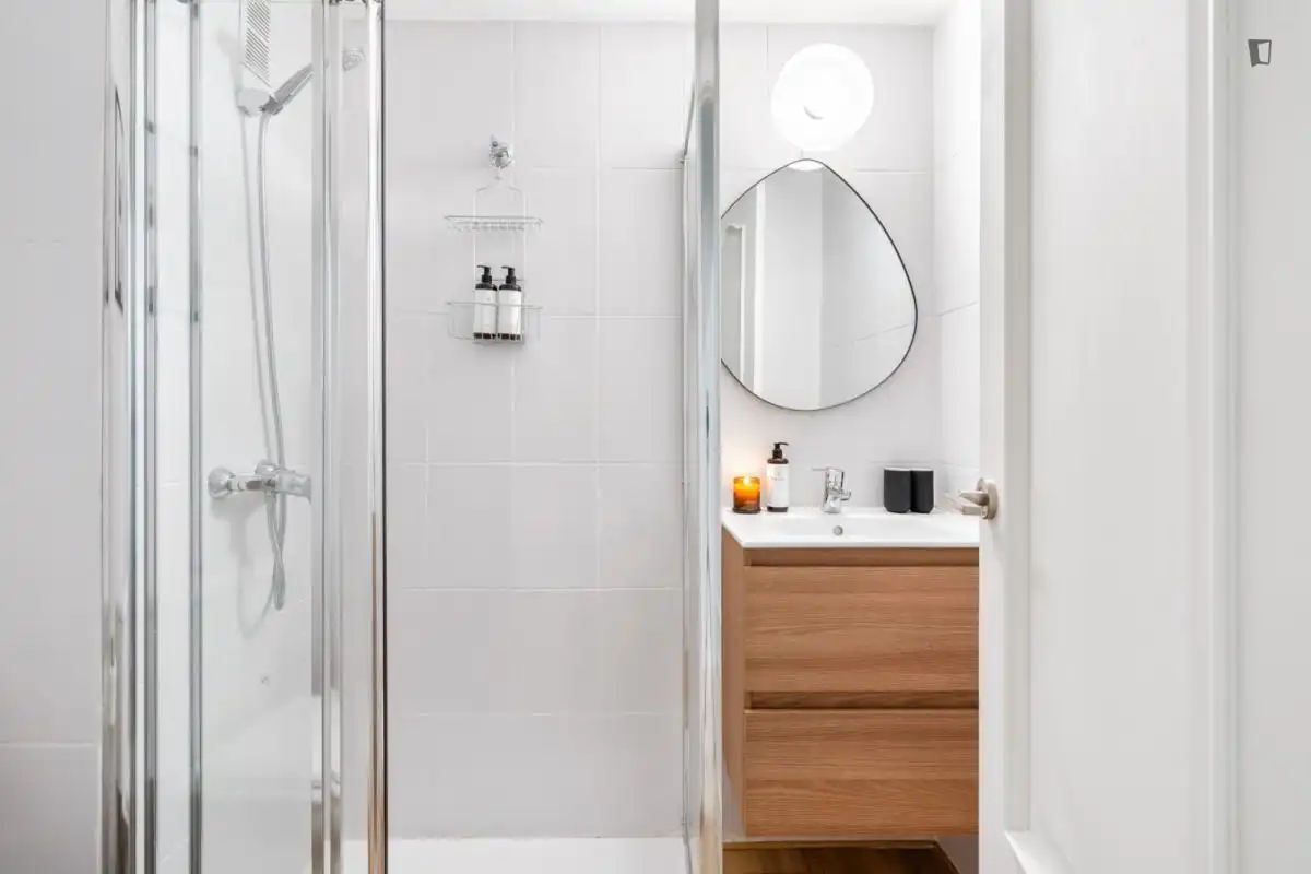 Baño de Apartamento para compartir en Barcelona con Aire acondicionado, Calefacción y Amueblado