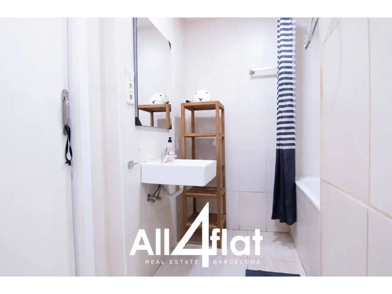 Badezimmer von Wohnung zur Miete in Barcelona mit Klimaanlage, Parkett und Möbliert