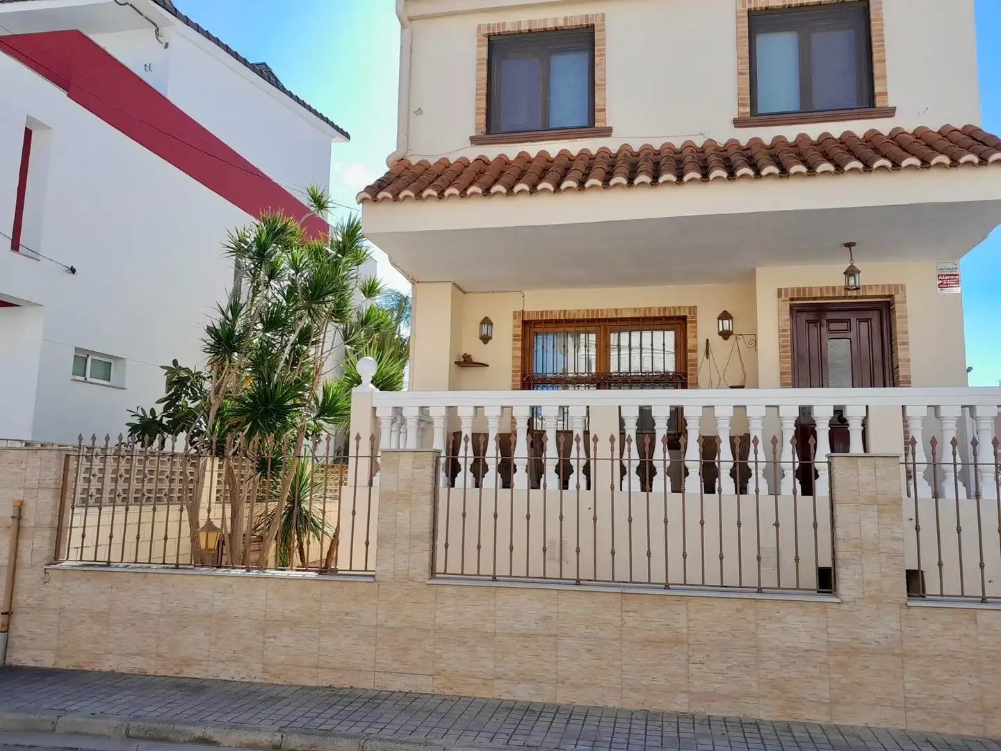Vista exterior de Casa o xalet en venda en Sueca amb Aire condicionat, Terrassa i Piscina comunitària