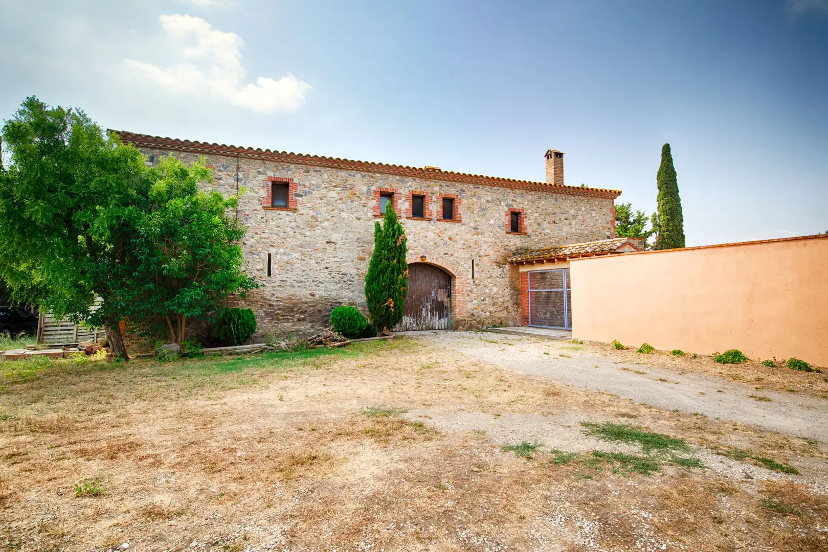 Vista exterior de Finca rústica en venda en Castelló d'Empúries amb Jardí privat i Piscina