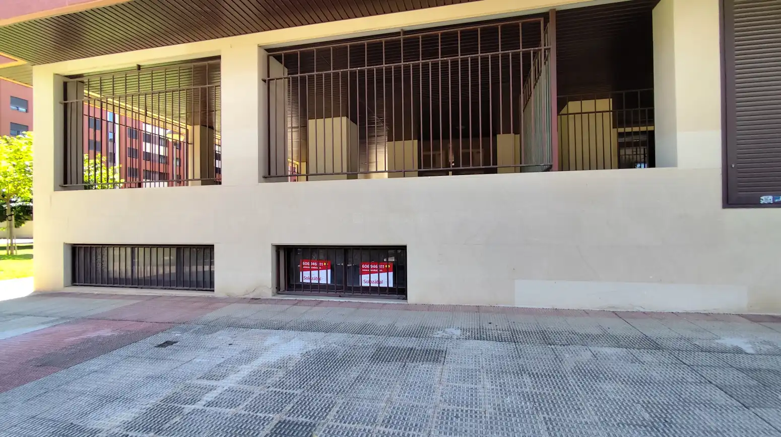 Vista exterior de Local en venta en  Logroño