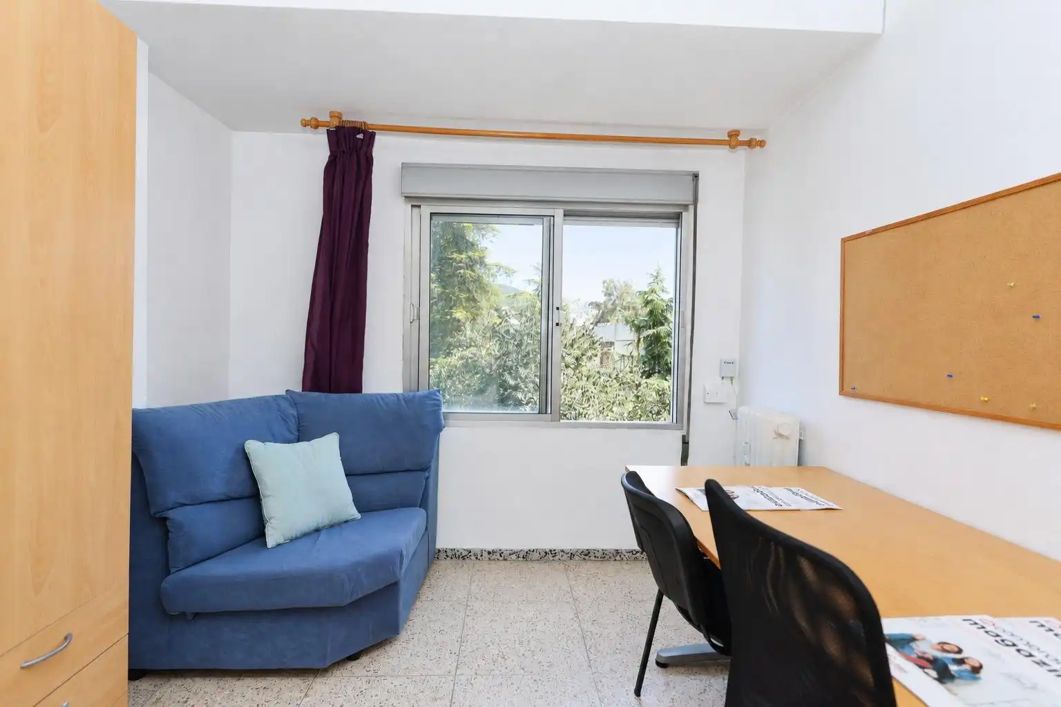 Living room of Flat for sale in Granada  with Heating, Furnished and Balcony