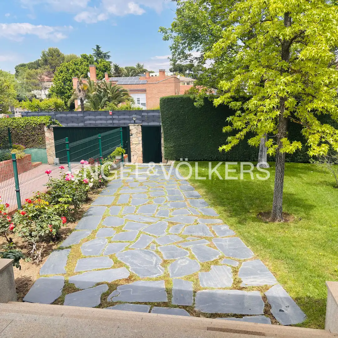 Vista exterior de Casa o xalet en venda en Boadilla del Monte amb Aire condicionat, Calefacció i Jardí privat