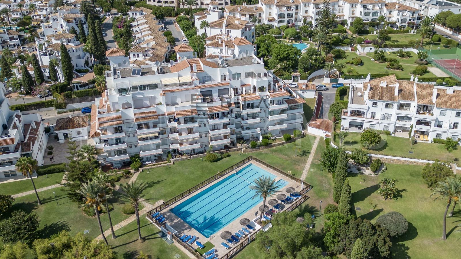 Vista exterior de Pis en venda en Marbella amb Aire condicionat, Terrassa i Piscina