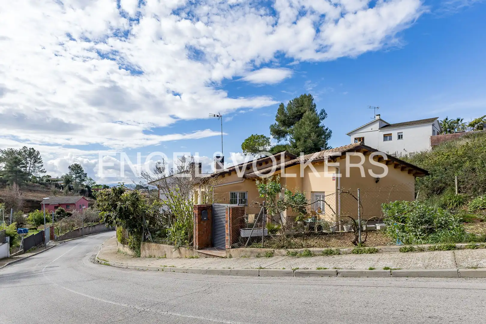 Vista exterior de Casa o xalet en venda en Rubí amb Calefacció, Jardí privat i Parquet
