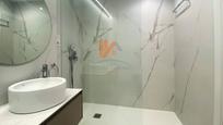 Bathroom of Apartment for sale in Santiago de Compostela 