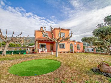 Casa amb jardí en venda a Carrer Sud