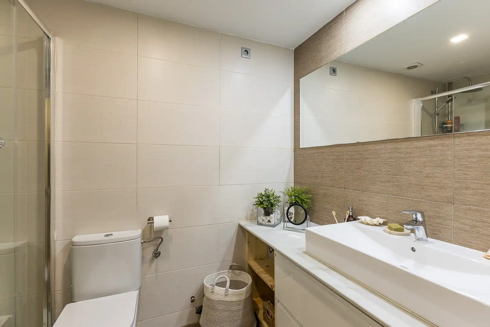 Badezimmer von Wohnungen zum Verkauf in Sitges mit Klimaanlage, Heizung und Privatgarten