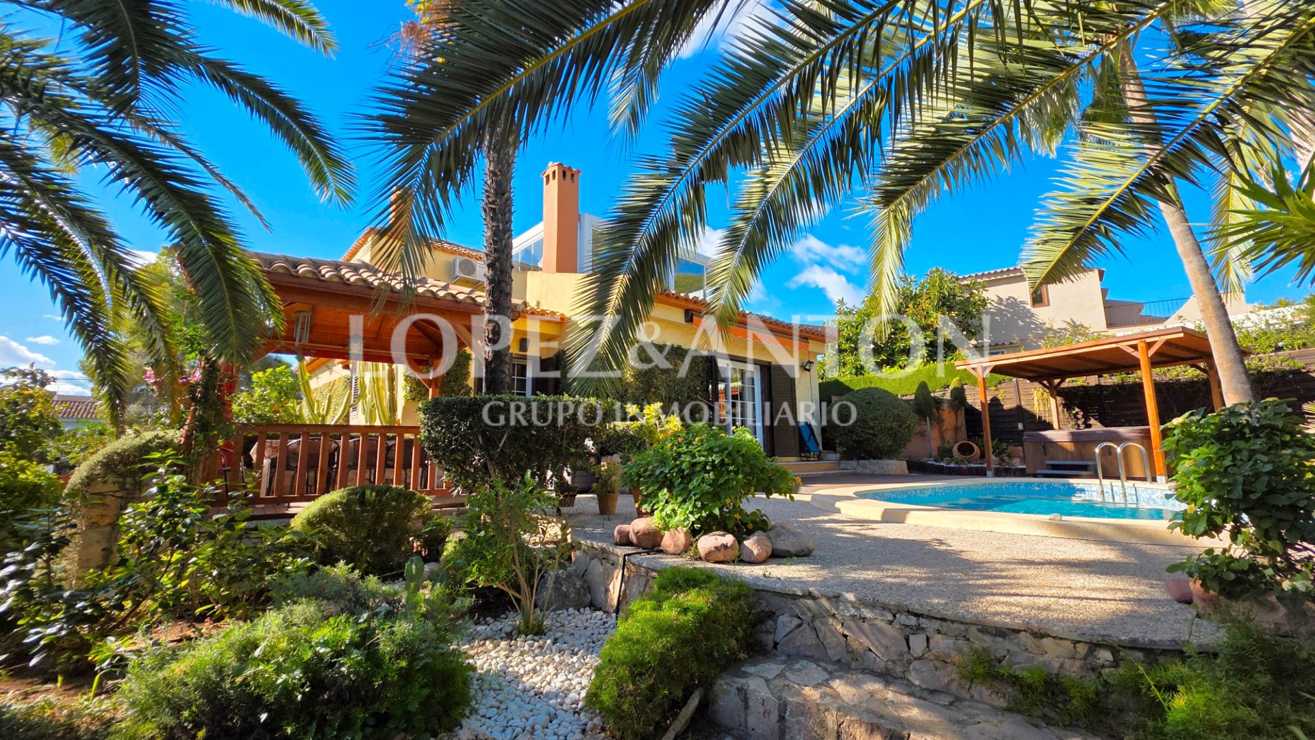 Vista exterior de Casa o xalet en venda en L'Eliana amb Aire condicionat, Calefacció i Jardí privat