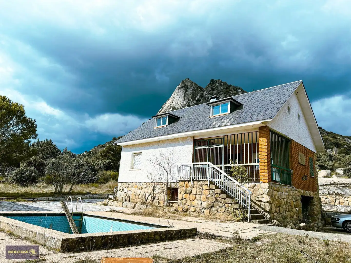 Vista exterior de Casa o xalet en venda en La Cabrera amb Jardí privat, Terrassa i Traster