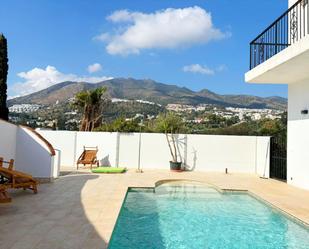 Vista exterior de Casa o xalet en venda en Benalmádena amb Aire condicionat, Terrassa i Piscina