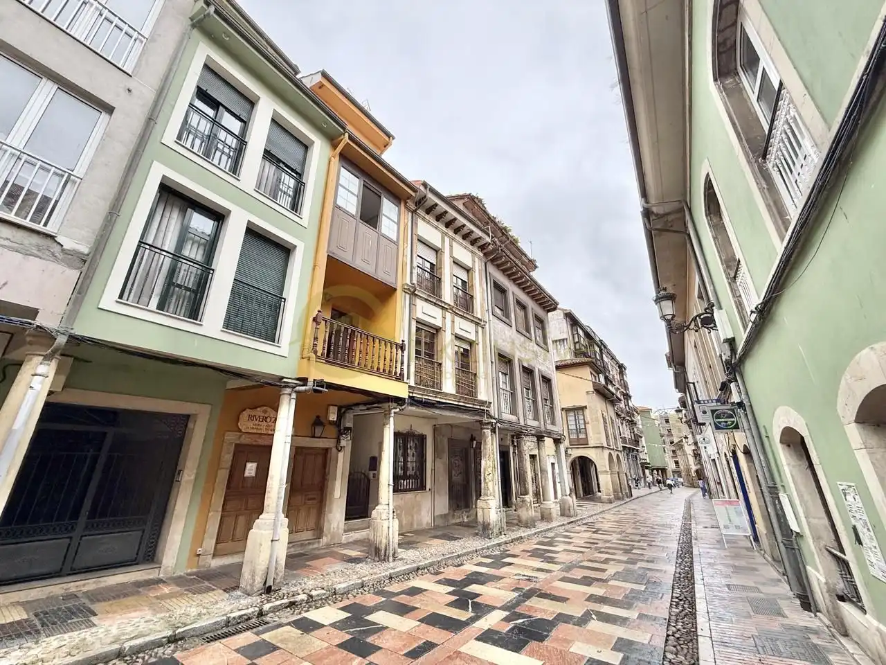 Vista exterior de Casa adosada en venda en Avilés amb Calefacció, Jardí privat i Terrassa