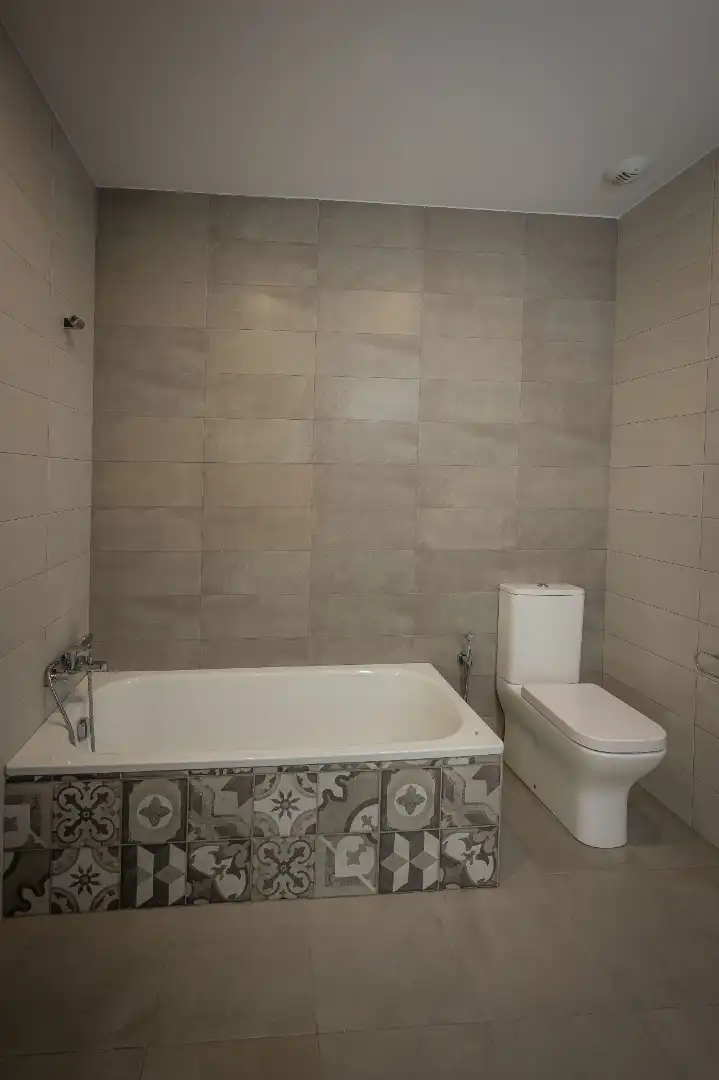 Badezimmer von Dachboden zum Verkauf in Valladolid mit Ofen, Waschmaschine und Mikrowelle