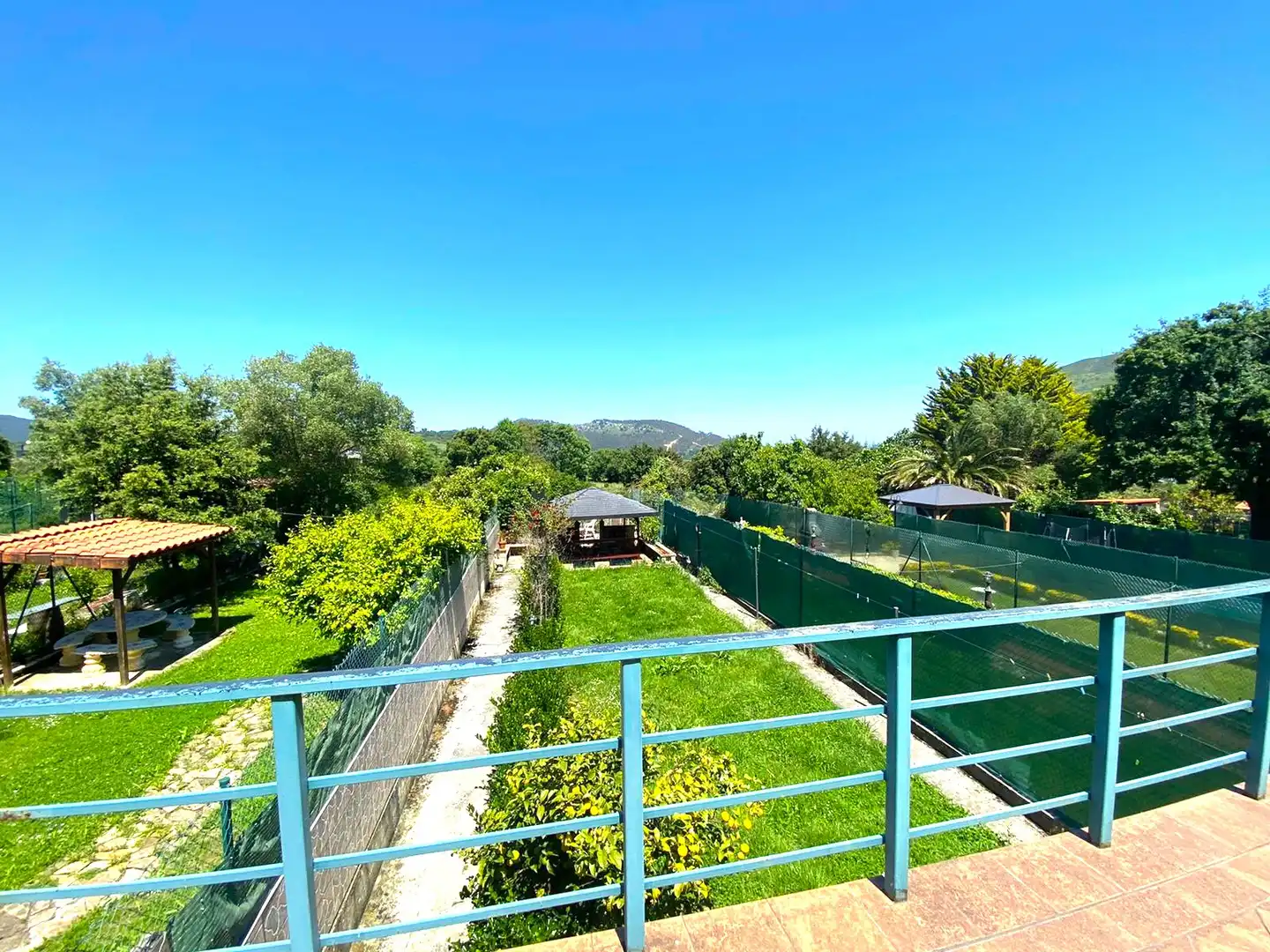 Garten von Einfamilien-Reihenhaus zum Verkauf in Castro-Urdiales mit Heizung, Privatgarten und Parkett