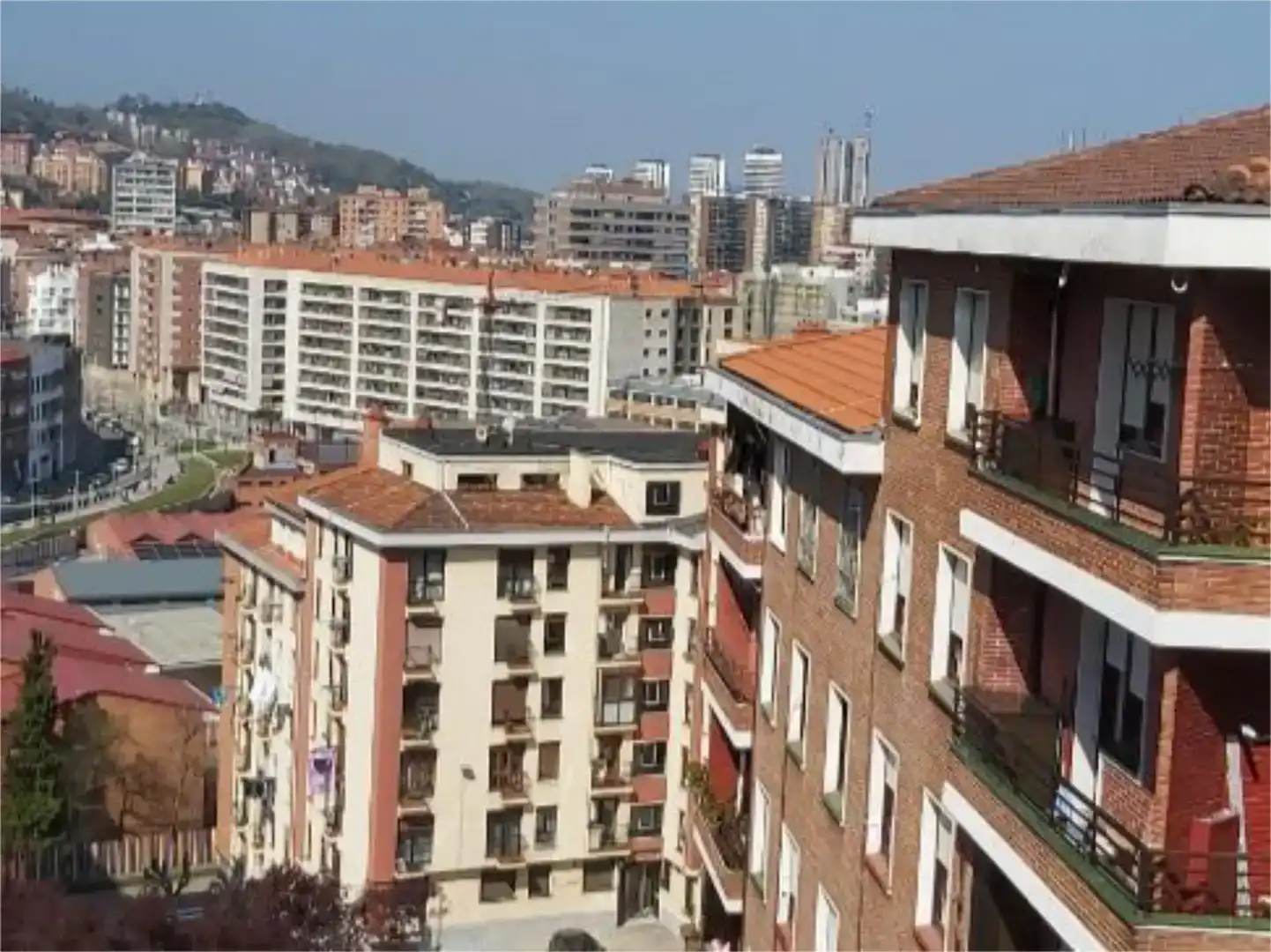 Vista exterior de Pis en venda en Bilbao  amb Balcó