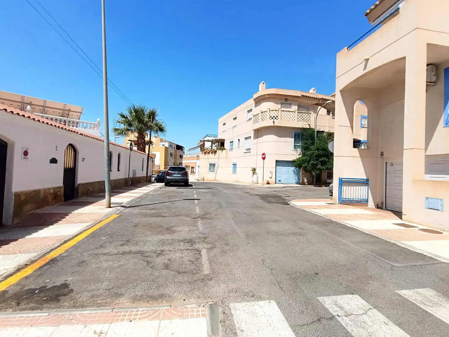 Vista exterior de Casa o xalet en venda en Roquetas de Mar amb Terrassa, Balcó i Piscina comunitària