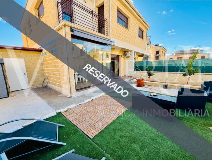 Vista exterior de Casa adosada en venda en Noez amb Aire condicionat, Calefacció i Jardí privat