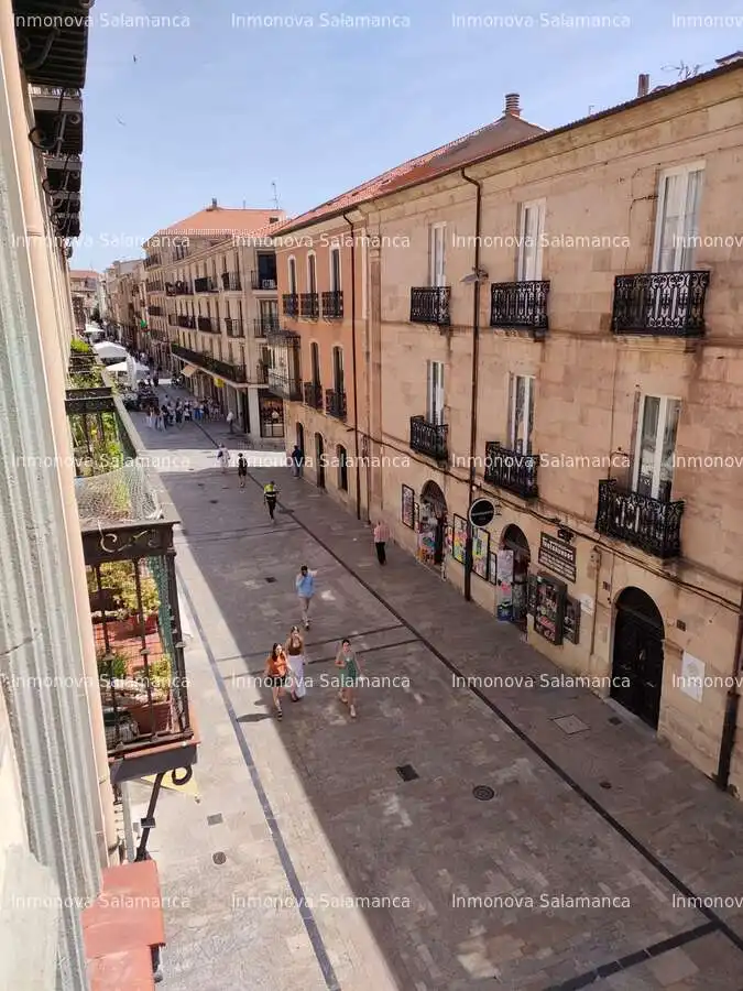 Vista exterior de Apartament de lloguer en Salamanca amb Calefacció, Terrassa i Moblat