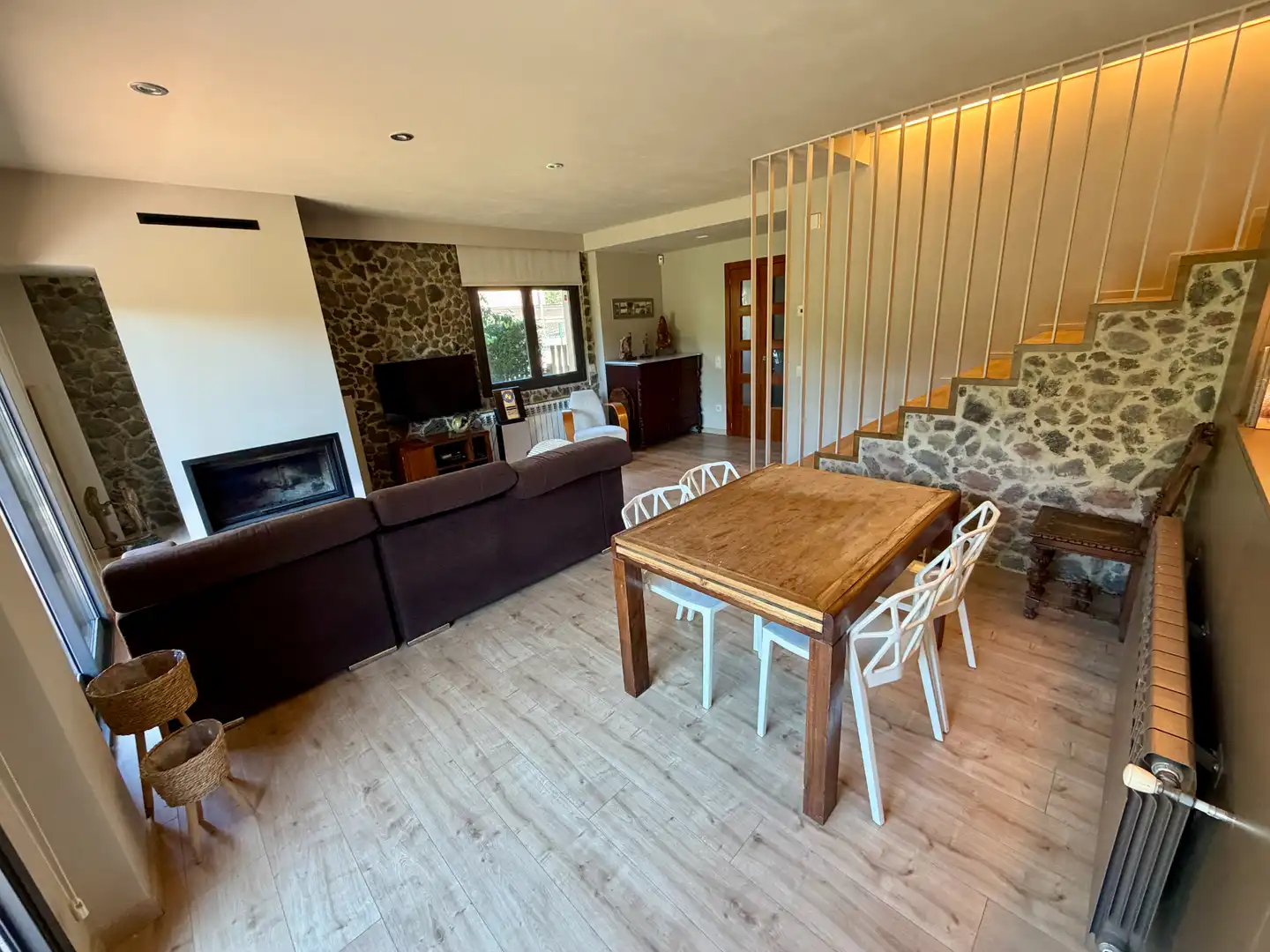 Sala d'estar de Casa adosada en venda en La Vall d'en Bas amb Calefacció, Jardí privat i Terrassa