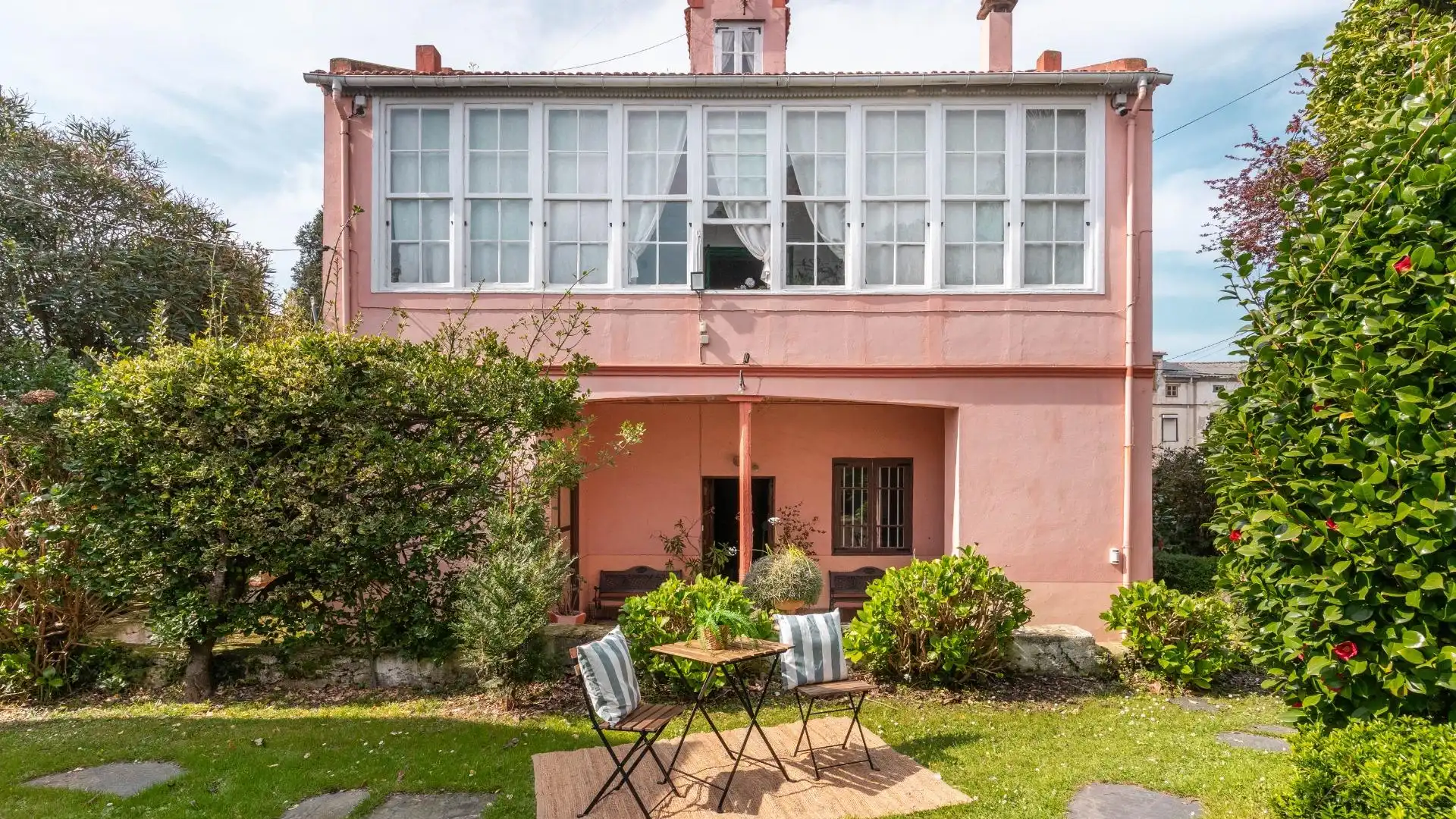 Vista exterior de Casa o xalet en venda en Tapia de Casariego amb Jardí privat, Moblat i Balcó