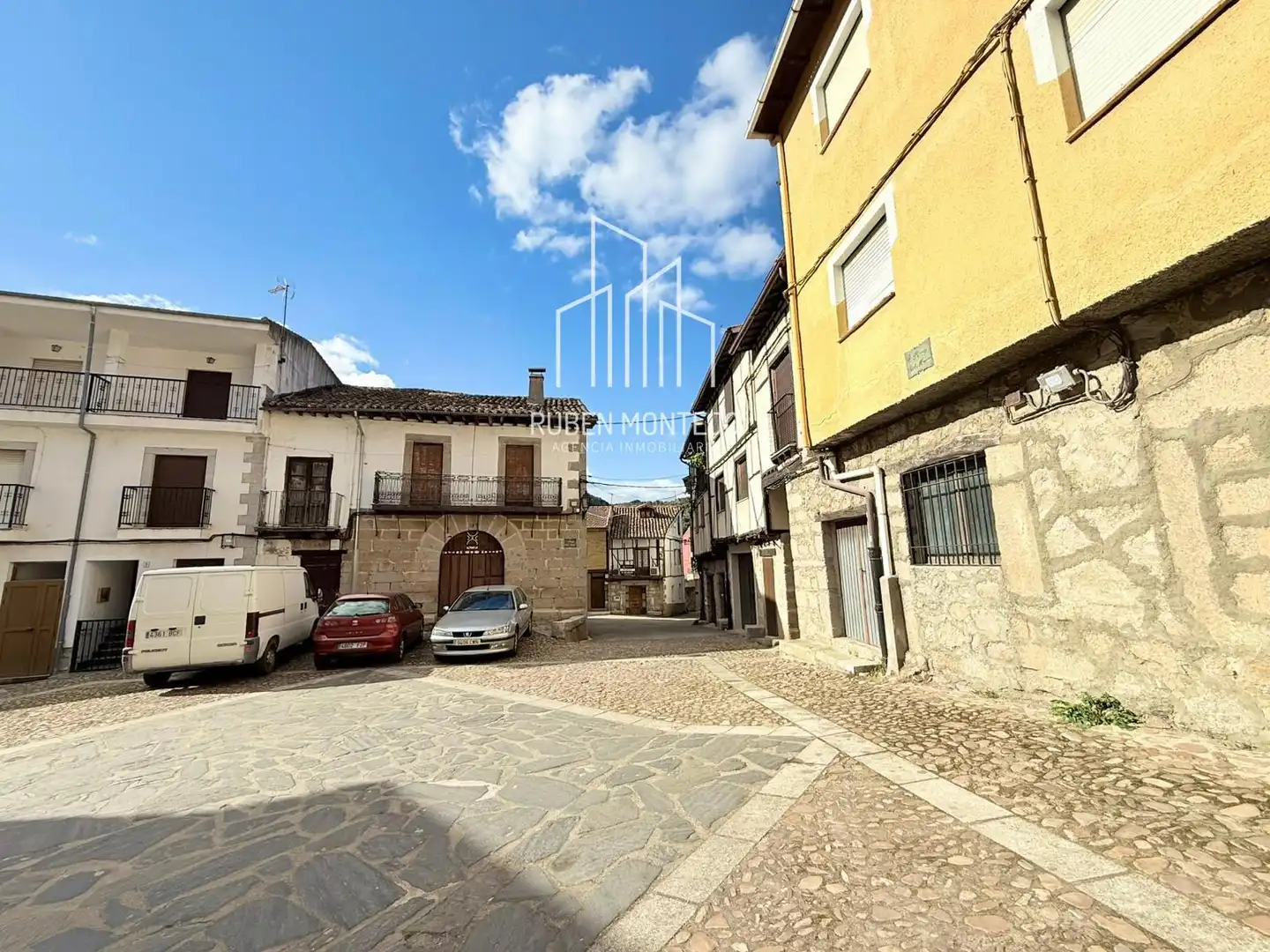 Vista exterior de Casa o xalet de lloguer en San Esteban de la Sierra amb Aire condicionat, Calefacció i Terrassa