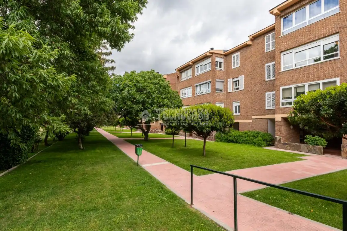 Außenansicht von Wohnung zum Verkauf in Hoyo de Manzanares mit Klimaanlage, Heizung und Gemeinschaftspool