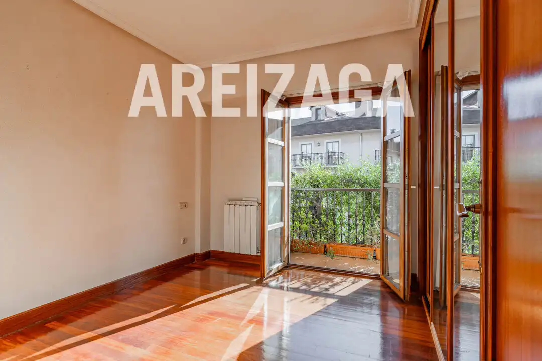 Dormitori de Casa o xalet en venda en Donostia - San Sebastián  amb Calefacció, Jardí privat i Terrassa