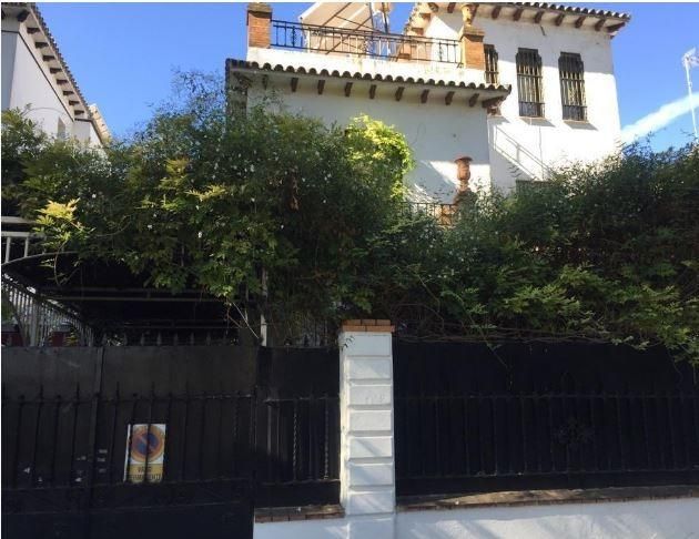 Exterior view of House or chalet for sale in  Sevilla Capital  with Private garden, Storage room and Community pool
