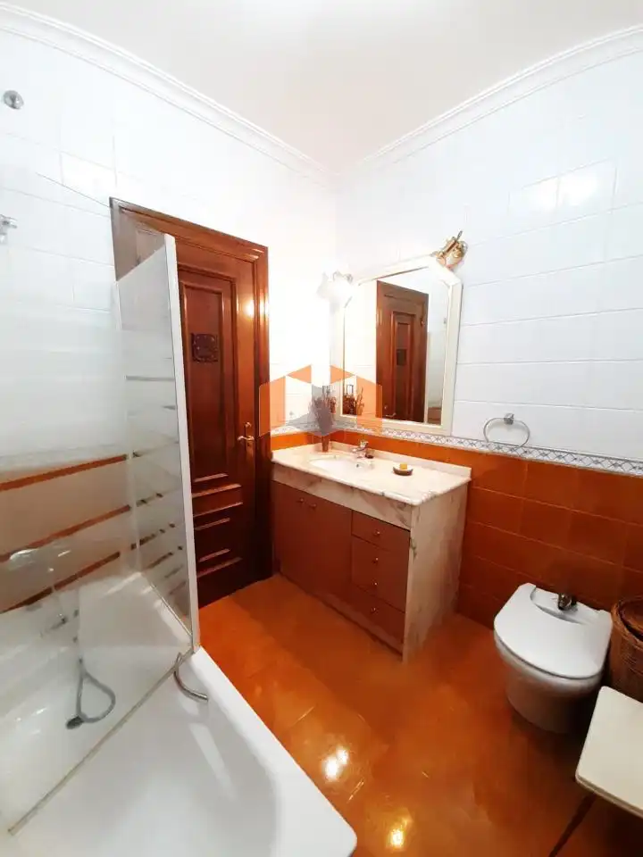 Baño de Piso en venta en Vigo  con Calefacción, Parquet y Trastero