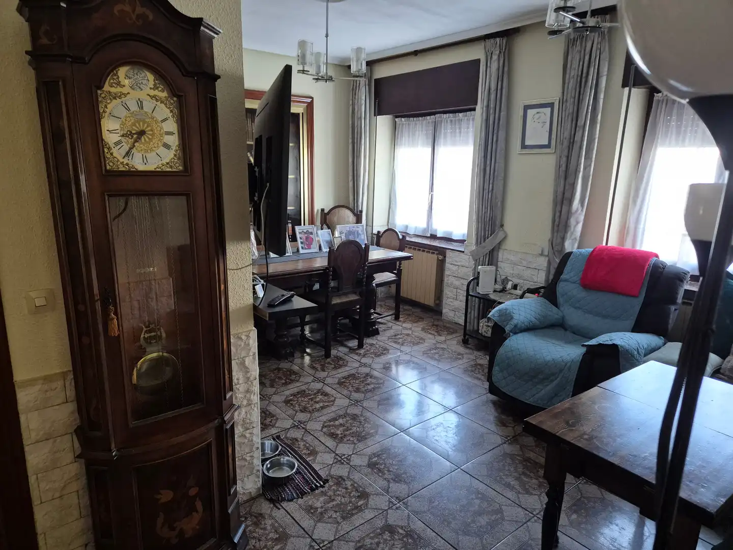 Sala d'estar de Casa adosada en venda en Camargo amb Calefacció i Terrassa