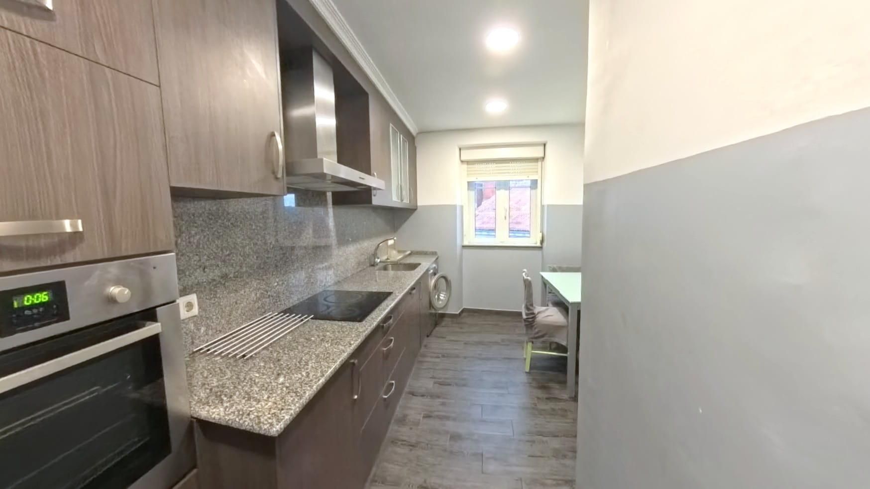 Cocina de Apartamento en venta en Santiago de Compostela  con Calefacción y Parquet