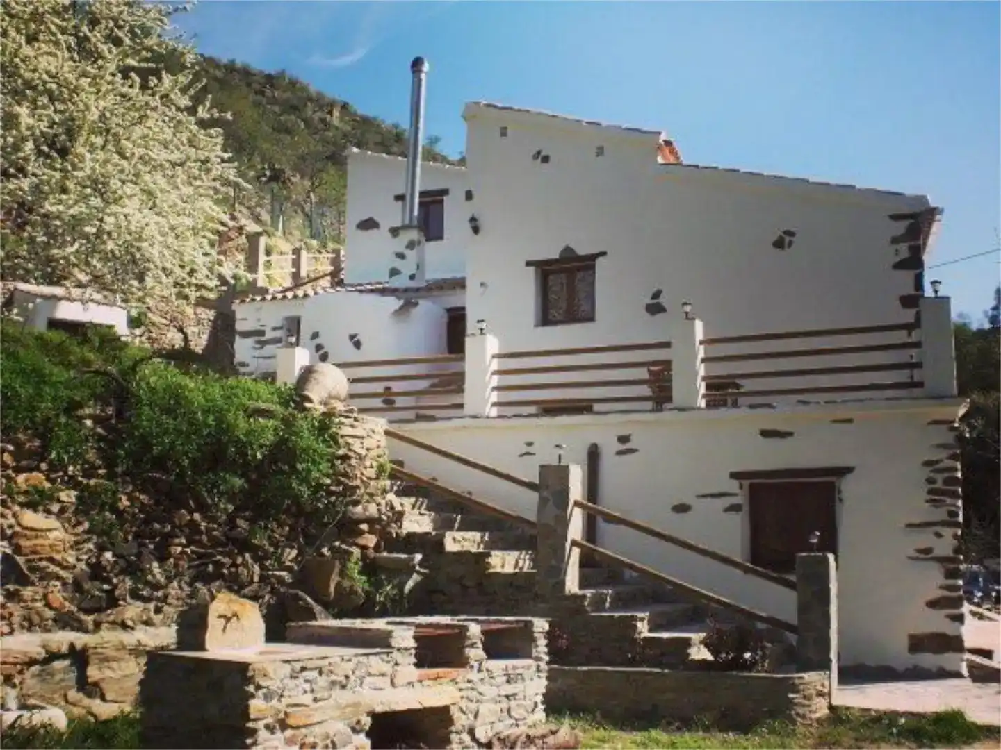 Vista exterior de Finca rústica en venda en Laroya amb Jardí privat, Piscina i Moblat
