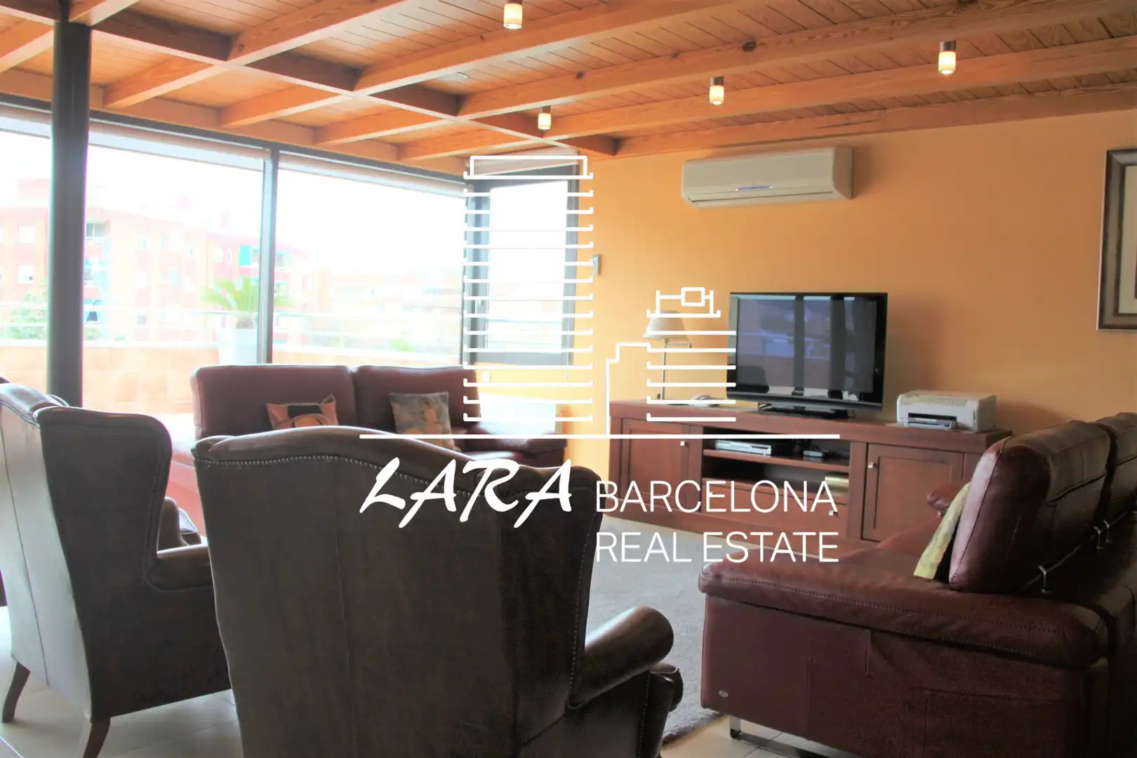 Sala de estar de Casa o chalet de alquiler con opción a compra en Viladecans con Aire acondicionado, Calefacción y Jardín privado