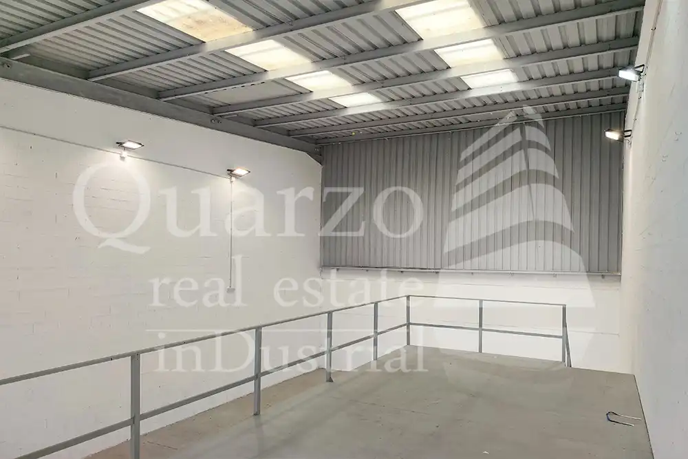 Nau industrial en venda en Velilla de San Antonio