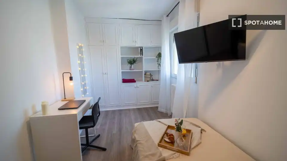 Room in Cuatro Caminos