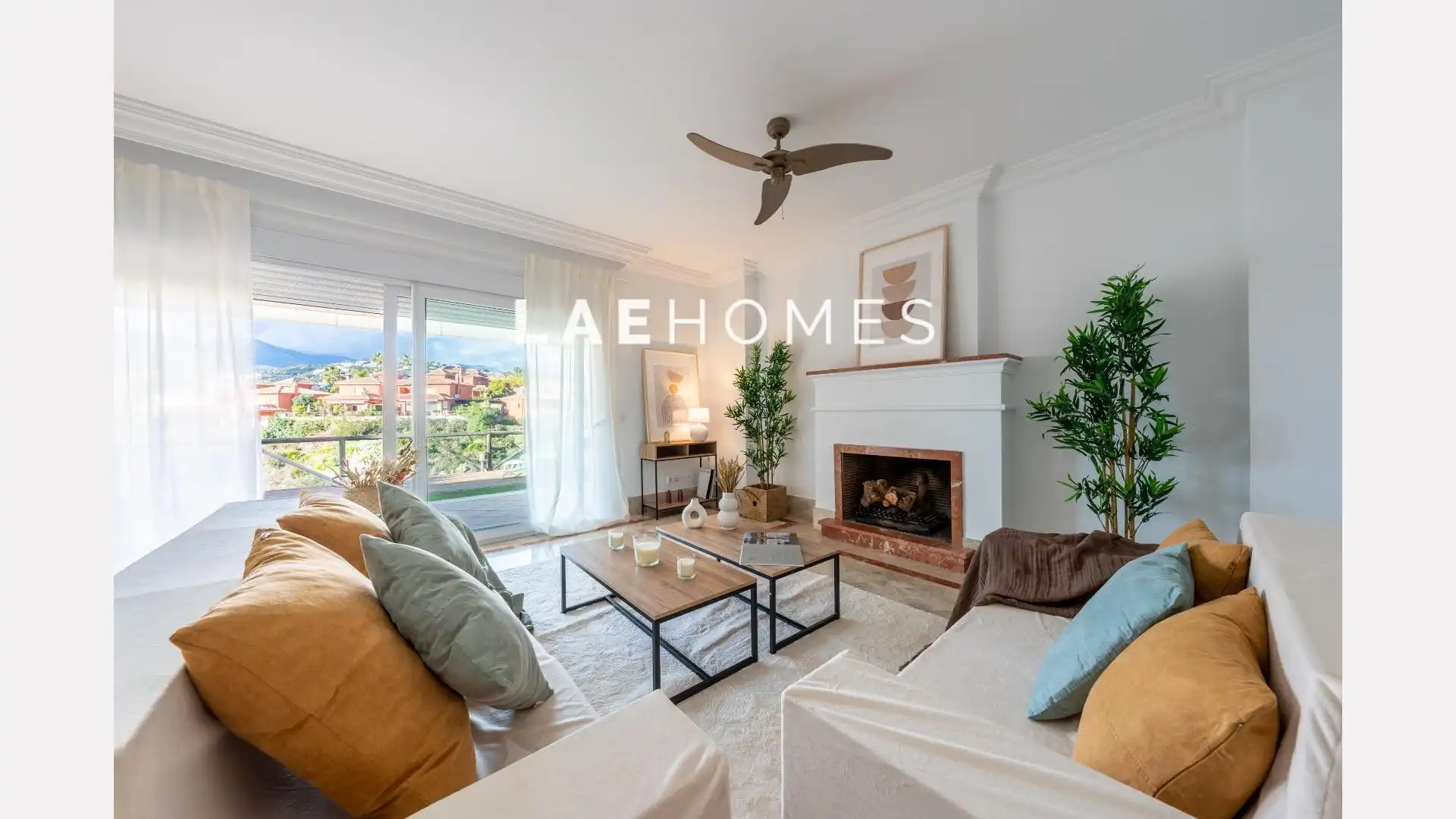 Sala d'estar de Casa adosada en venda en Marbella amb Aire condicionat, Terrassa i Piscina comunitària