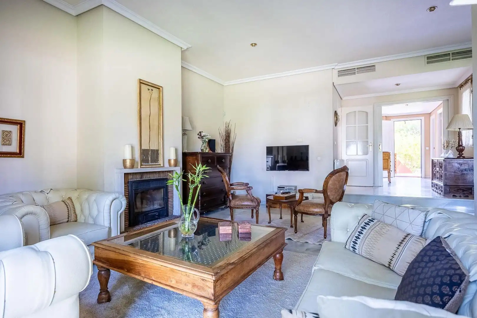 Sala d'estar de Casa o xalet en venda en Mairena del Aljarafe amb Aire condicionat, Calefacció i Jardí privat