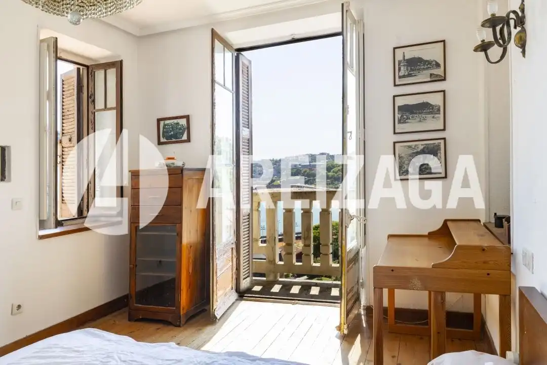 Dormitori de Casa o xalet en venda en Donostia - San Sebastián  amb Calefacció, Jardí privat i Terrassa