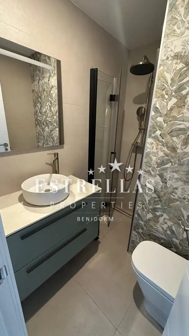 Baño de Apartamento de alquiler en Benidorm con Calefacción, Jardín privado y Terraza
