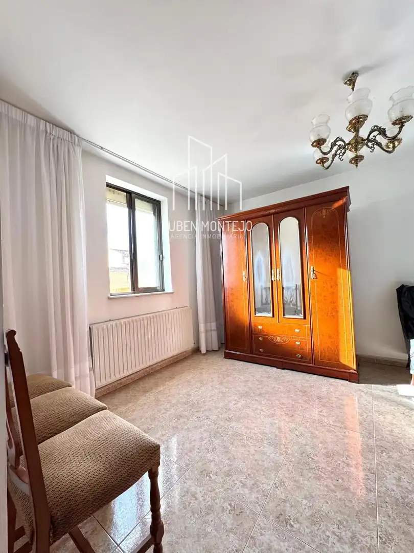 Habitación de Casa adosada en venta en Gomecello con Calefacción, Terraza y Trastero