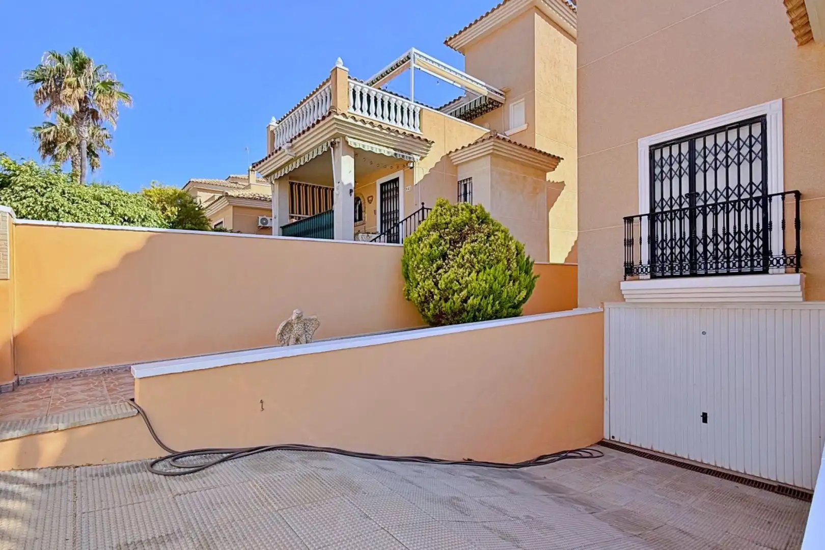 Vista exterior de Casa o xalet en venda en Orihuela amb Calefacció, Jardí privat i Terrassa
