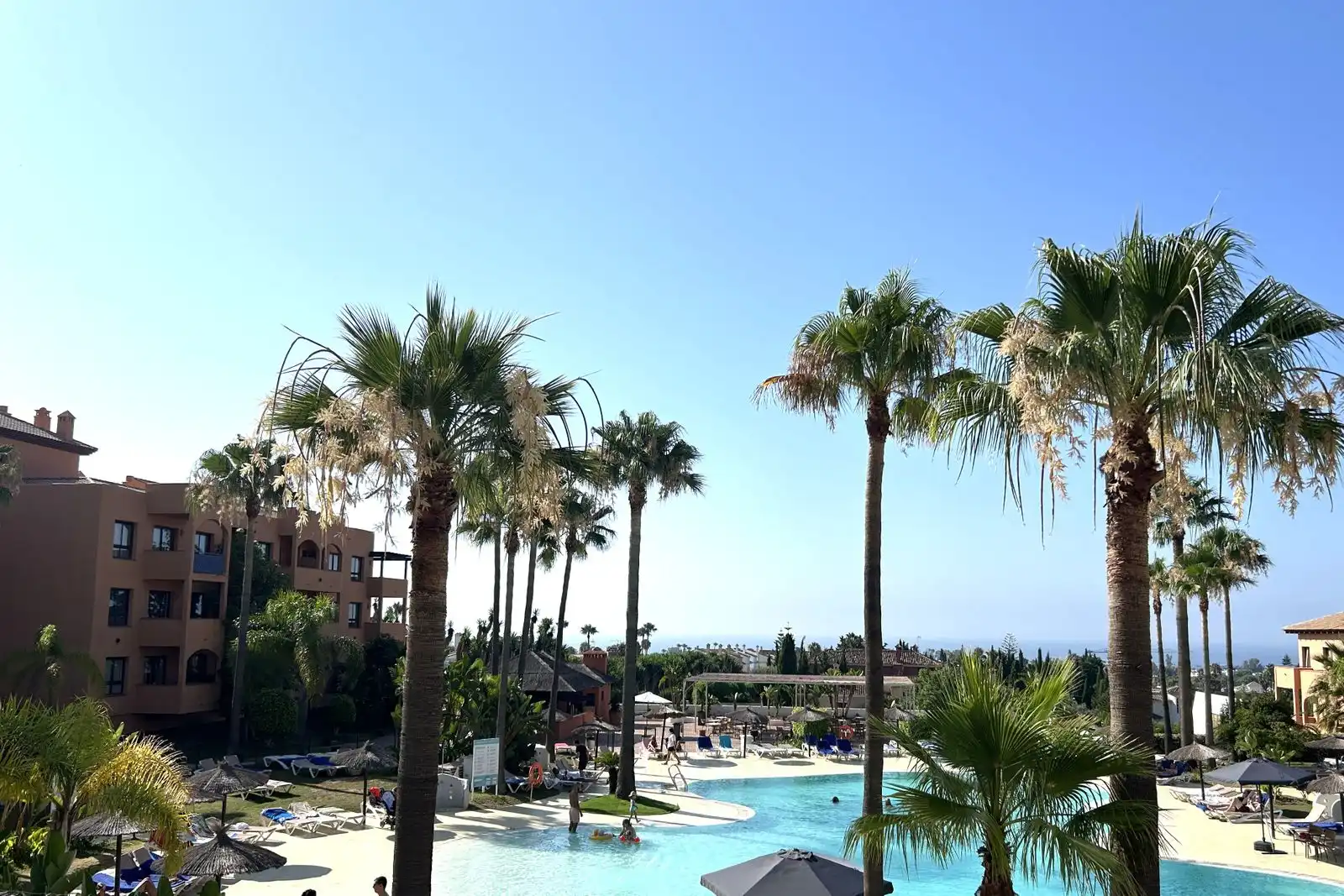 Vista exterior de Pis en venda en Benahavís amb Moblat i Piscina comunitària