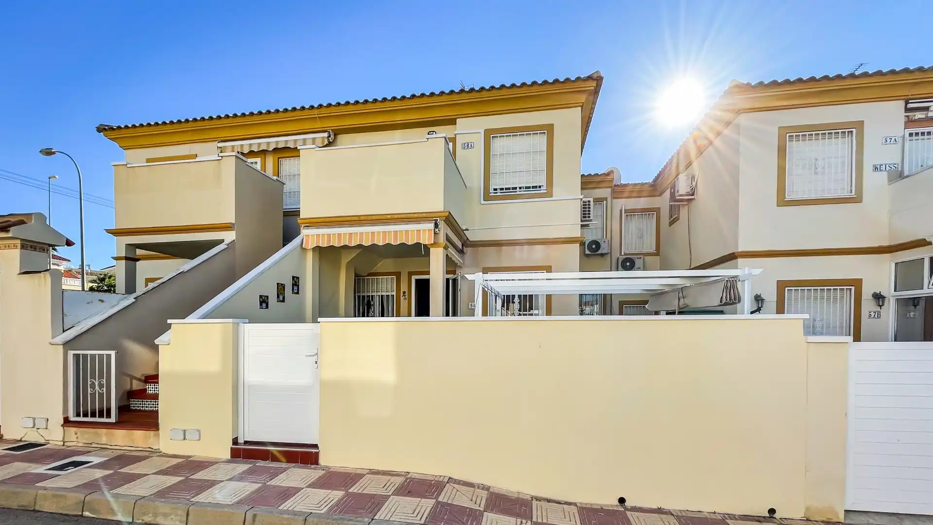 Vista exterior de Planta baja en venta en Orihuela con Aire acondicionado, Terraza y Piscina