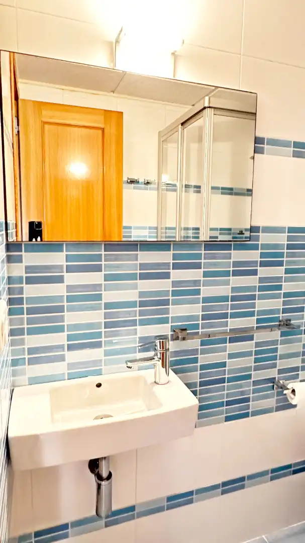 Baño de Apartamento de alquiler en Gandia con Aire acondicionado, Calefacción y Terraza