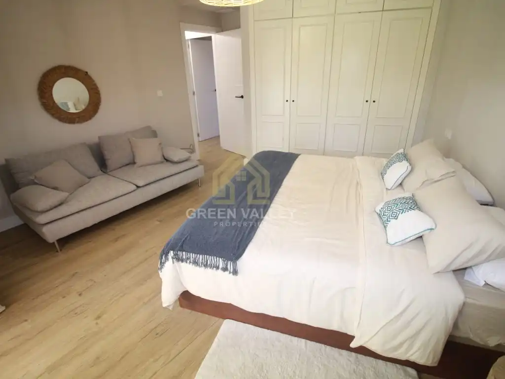 Schlafzimmer von Wohnungen zum Verkauf in Sotogrande mit Klimaanlage, Heizung und Privatgarten