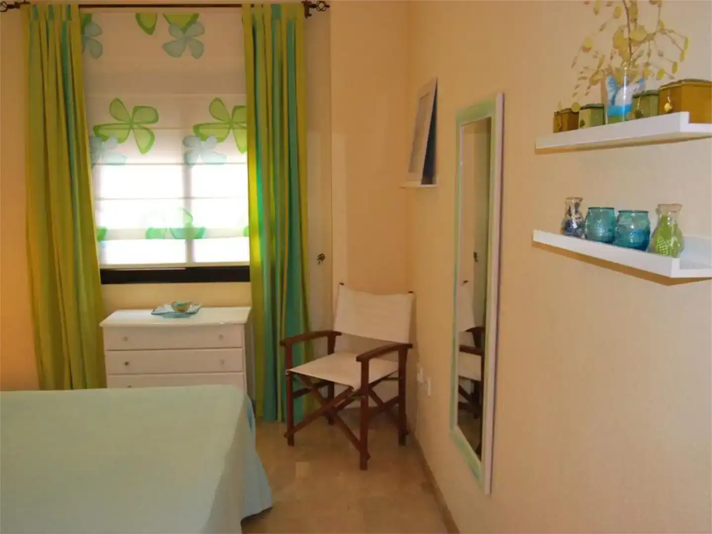 Schlafzimmer von Wohnungen zur Miete in Manilva mit Klimaanlage, Schwimmbad und Möbliert