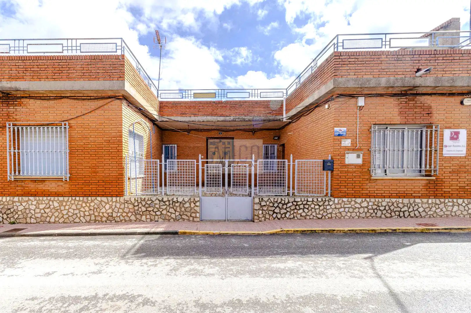Vista exterior de Casa adosada en venda en Cózar amb Aire condicionat i Terrassa