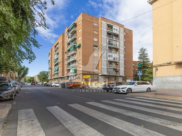 Piso con jardín en venta en Reyes Católicos