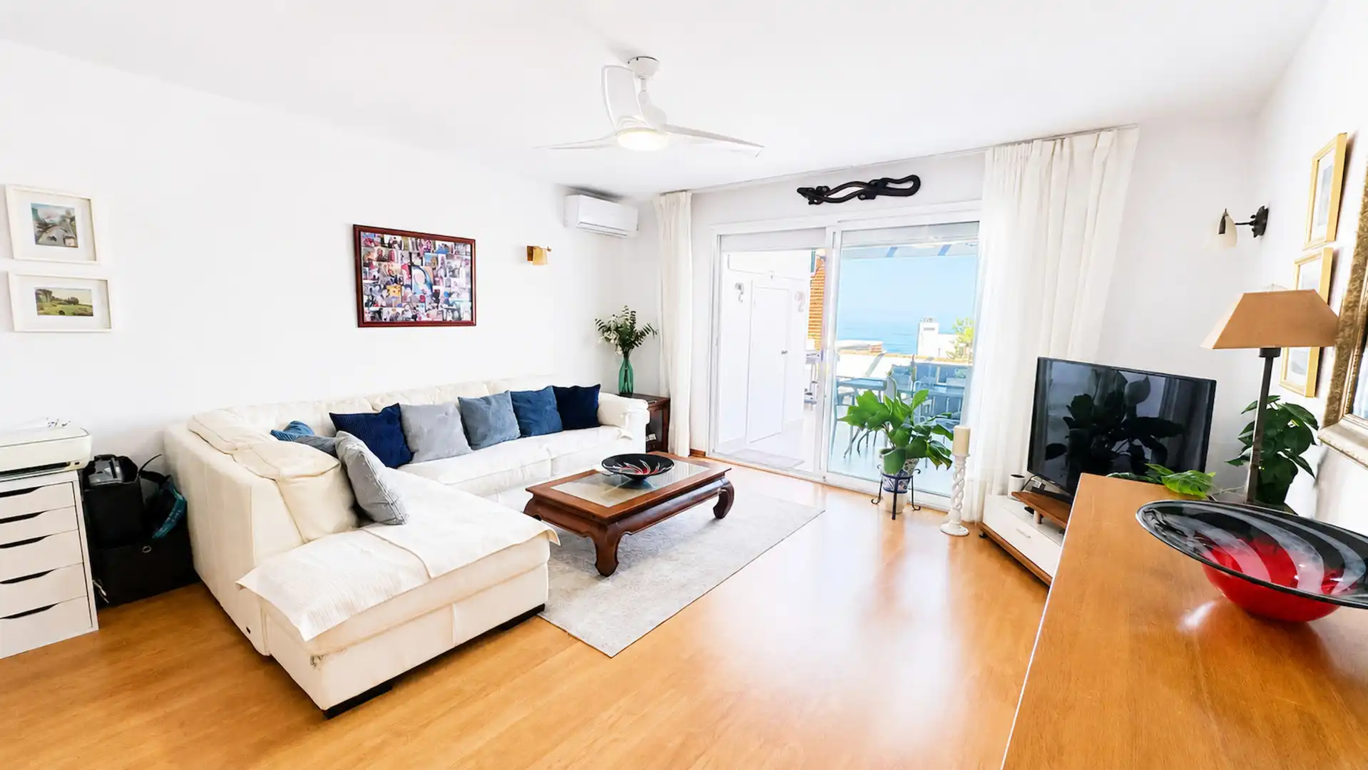 Sala de estar de Apartamento en venta en Estepona con Terraza, Piscina y Piscina comunitaria