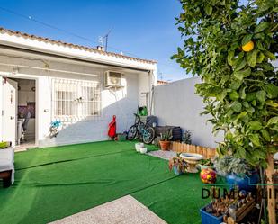 Vista exterior de Casa o xalet en venda en Torrevieja amb Aire condicionat, Terrassa i Piscina comunitària